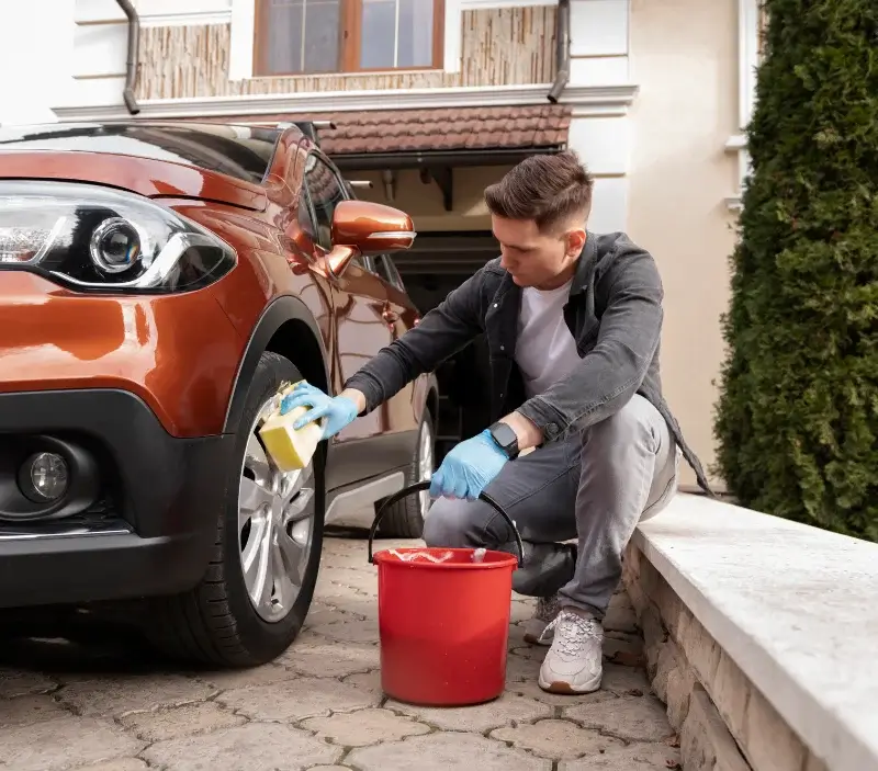 Lavage auto à domicile Saint-Cergues : professionnel intervenant sur un véhicule